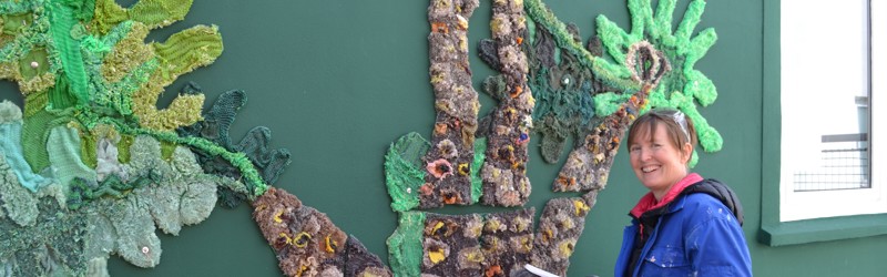 Gavl i gang med at blive sat op af kunstner i Brande